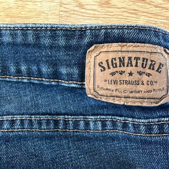 Levis Women's Signature Lowrise Bootcut Jeans - Size 12 medium - Picture 5 of 5